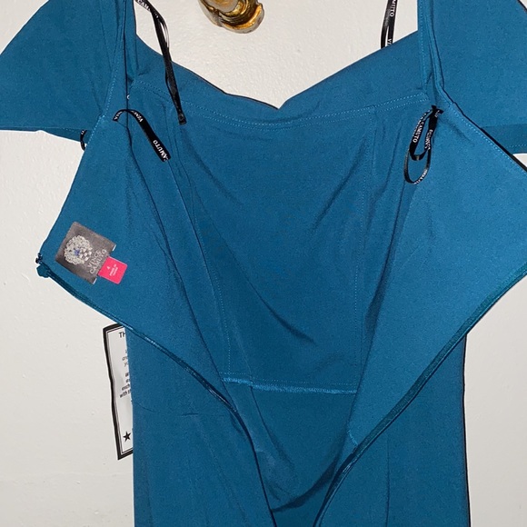 Vince Camuto Maxi Dress. - Picture 12 of 16